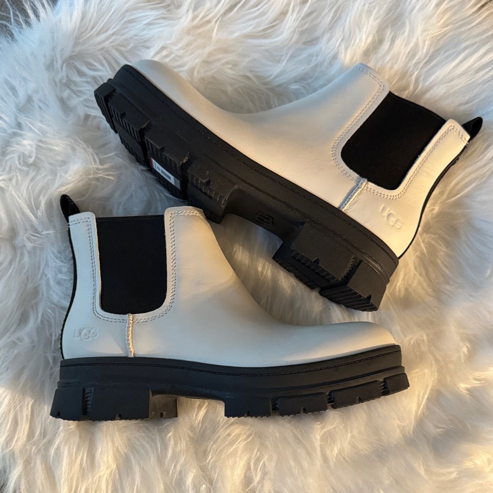 NWOT UGG Ashton Chelsea Ankle Boots Off White/Black size 10 - Picture 2 of 11